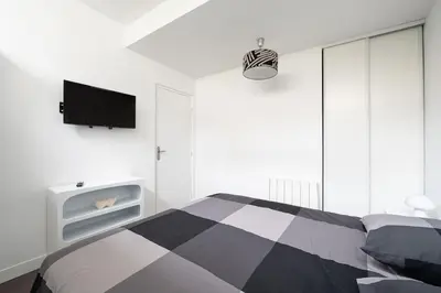 Télévision ou salle de divertissement dans l'établissement Maison en Centre-Ville - Neuilly