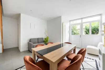 Coin salon dans l'établissement Maison en Centre-Ville - Neuilly