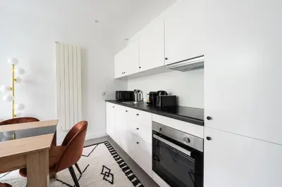 Cuisine ou kitchenette dans l'établissement Maison en Centre-Ville - Neuilly