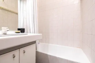 Salle de bains dans l'établissement GuestReady - One perfect studio in Auteuil