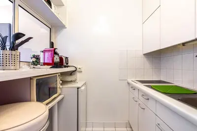 Cuisine ou kitchenette dans l'établissement GuestReady - One perfect studio in Auteuil