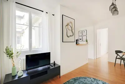 Télévision ou salle de divertissement dans l'établissement Lumineux 2 pièces Batignolles