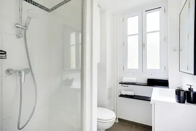 Salle de bains dans l'établissement Lumineux 2 pièces Batignolles