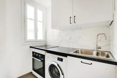 Cuisine ou kitchenette dans l'établissement Lumineux 2 pièces Batignolles