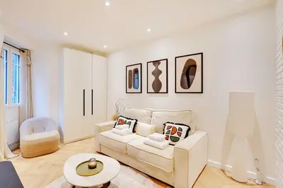 Coin salon dans l'établissement Magnificent apartment 1BR-4P - Arc de Triomphe