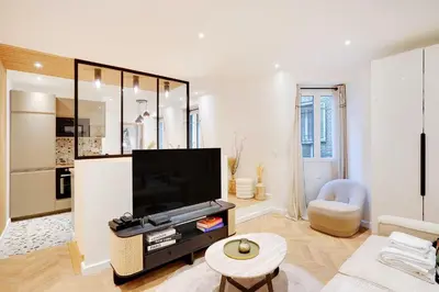 Télévision ou salle de divertissement dans l'établissement Magnificent apartment 1BR-4P - Arc de Triomphe