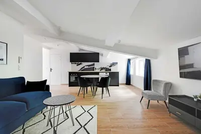 Télévision ou salle de divertissement dans l'établissement Refreshing 2BD-6P apartment - 18th ard