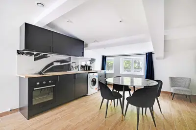 Cuisine ou kitchenette dans l'établissement Refreshing 2BD-6P apartment - 18th ard