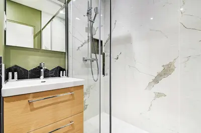 Salle de bains dans l'établissement Refreshing 2BD-6P apartment - 18th ard