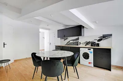 Cuisine ou kitchenette dans l'établissement Refreshing 2BD-6P apartment - 18th ard