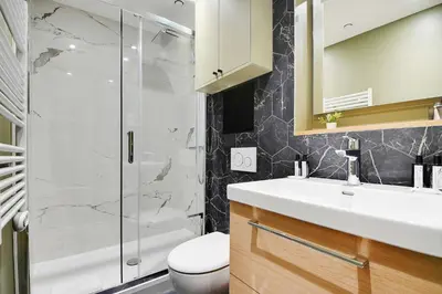 Salle de bains dans l'établissement Welcoming apartment -1BD-4P - 18th arrd