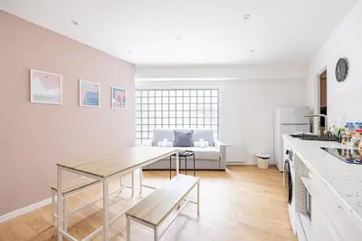 Cuisine ou kitchenette dans l'établissement Charme Parisien 6 Personnes, 2 chambres, 19ème