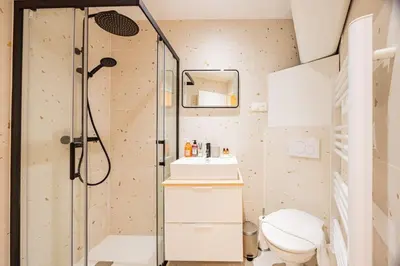 Salle de bains dans l'établissement Charme Parisien 6 Personnes, 2 chambres, 19ème