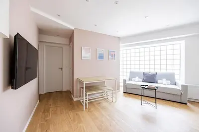 Télévision ou salle de divertissement dans l'établissement Charme Parisien 6 Personnes, 2 chambres, 19ème