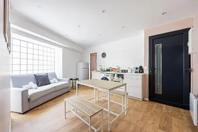 Cuisine ou kitchenette dans l'établissement Charme Parisien 6 Personnes, 2 chambres, 19ème