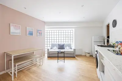 Cuisine ou kitchenette dans l'établissement Charme Parisien 6 Personnes, 2 chambres, 19ème
