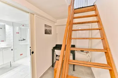 Plan de l'établissement Charmant Studio avec Mezzanine Boulevard Voltaire