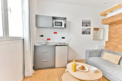 Plan de l'établissement Charmant Studio avec Mezzanine Boulevard Voltaire