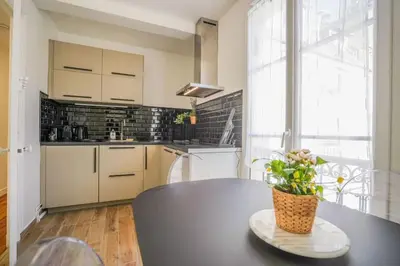 Cuisine ou kitchenette dans l'établissement Tranquil retreat in the 16th arrondissement