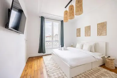 Un ou plusieurs lits dans un hébergement de l'établissement Apartment 2 Bedrooms#2 Bathrooms#Paris 14#Alesia