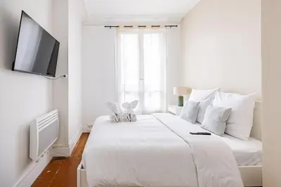 Un ou plusieurs lits dans un hébergement de l'établissement Apartment 2 Bedrooms#2 Bathrooms#Paris 14#Alesia