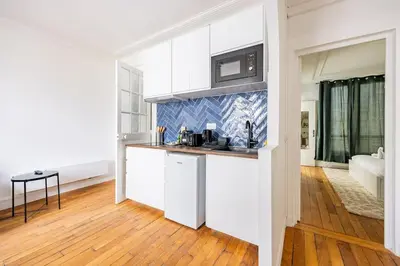 Cuisine ou kitchenette dans l'établissement Apartment 2 Bedrooms#2 Bathrooms#Paris 14#Alesia