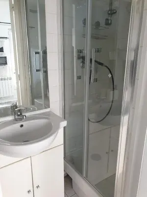 Salle de bains dans l'établissement Charmant studio à Paris 13ᵉ proche métro