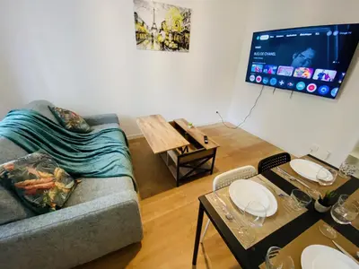 Télévision ou salle de divertissement dans l'établissement Appartement,Paris Nord,Eurostar,Thalys,Sacré-Cœur