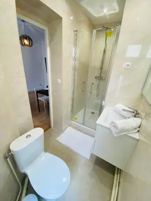 Salle de bains dans l'établissement Appartement,Paris Nord,Eurostar,Thalys,Sacré-Cœur