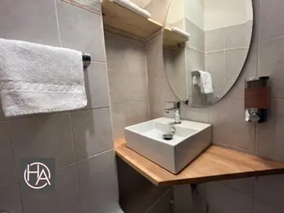 Salle de bains dans l'établissement Alliance Hôtel Paris