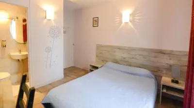 Un ou plusieurs lits dans un hébergement de l'établissement Alliance Hôtel Paris
