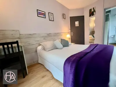 Un ou plusieurs lits dans un hébergement de l'établissement Alliance Hôtel Paris