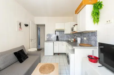 Plan de l'établissement 1 Bedroom apartment ideally located only 1 minute to the metro in Montmartre neighbourhood