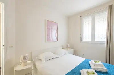 Plan de l'établissement 1 Bedroom apartment ideally located only 1 minute to the metro in Montmartre neighbourhood