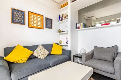 Coin salon dans l'établissement GuestReady - A glamorous sight over the city