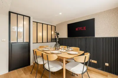Télévision ou salle de divertissement dans l'établissement Merveilleux appartement en pleins coeurs du Marais