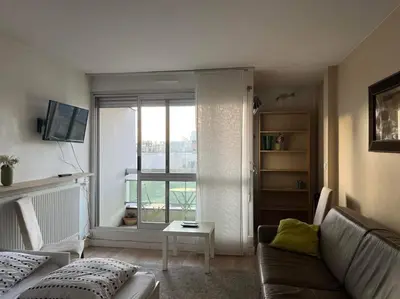 Télévision ou salle de divertissement dans l'établissement Montparnos - Gare Montparnasse - Vue Tour Eiffel