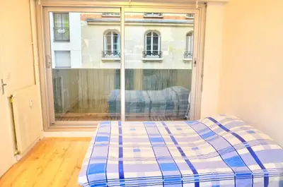 Un ou plusieurs lits dans un hébergement de l'établissement Apartment La Rose et le Réséda - Enjoy space, the terrace and the Eiffel Tower view