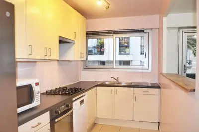 Cuisine ou kitchenette dans l'établissement Apartment La Rose et le Réséda - Enjoy space, the terrace and the Eiffel Tower view