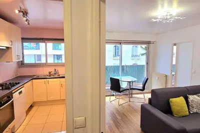Cuisine ou kitchenette dans l'établissement Apartment La Rose et le Réséda - Enjoy space, the terrace and the Eiffel Tower view