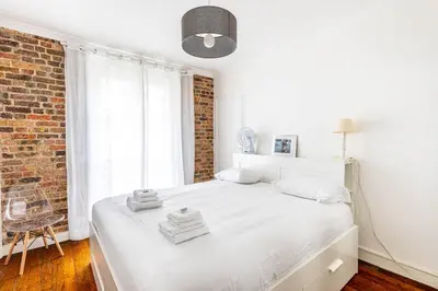 Un ou plusieurs lits dans un hébergement de l'établissement GuestReady - Apt. Cosy et confortable dans le 10e
