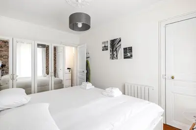 Un ou plusieurs lits dans un hébergement de l'établissement GuestReady - Apt. Cosy et confortable dans le 10e