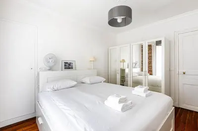 Un ou plusieurs lits dans un hébergement de l'établissement GuestReady - Apt. Cosy et confortable dans le 10e
