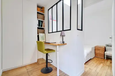 Bibliothèque dans l'appartement