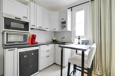 Cuisine ou kitchenette dans l'établissement GuestReady - Modern Comfort near Montparnasse