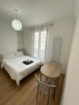 Un ou plusieurs lits dans un hébergement de l'établissement Comfortable studio Notre-Dame de Lorette Rodier