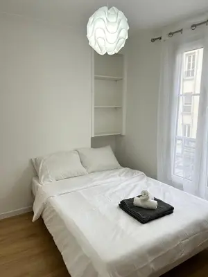 Un ou plusieurs lits dans un hébergement de l'établissement Comfortable studio Notre-Dame de Lorette Rodier