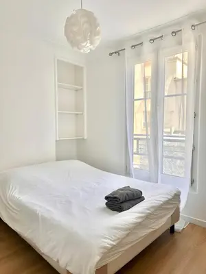 Un ou plusieurs lits dans un hébergement de l'établissement Comfortable studio Notre-Dame de Lorette Rodier