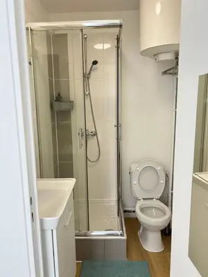 Salle de bains dans l'établissement Comfortable studio Notre-Dame de Lorette Rodier