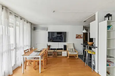 Télévision ou salle de divertissement dans l'établissement Chic and comfortable apart with balcony